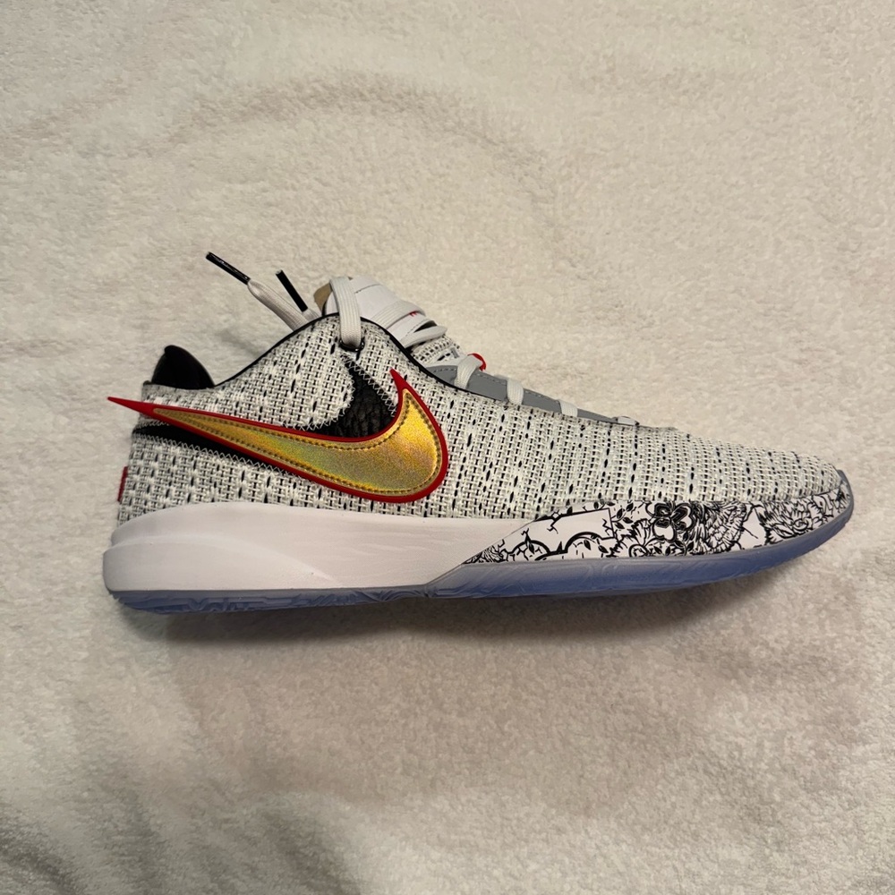 NEW IN BOX NEVER WORN Nike LeBron XX 20 The Debut